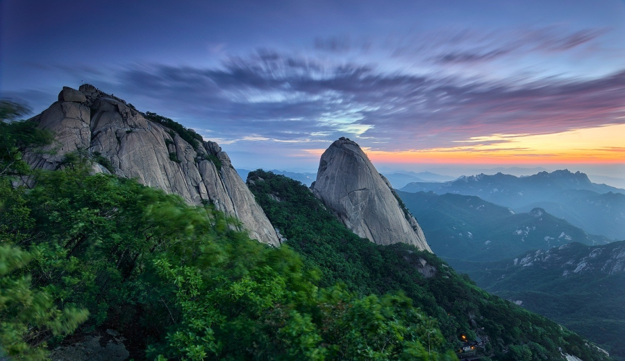 Nhắc đến những địa điểm ngắm cảnh đêm đẹp nhất Hàn Quốc, không thể bỏ qua đỉnh Bukhansan