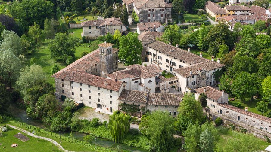 Lâu đài Strassoldo di Sopra là sự kết hợp hài hòa giữa kiến trúc Romanesque và Gothic