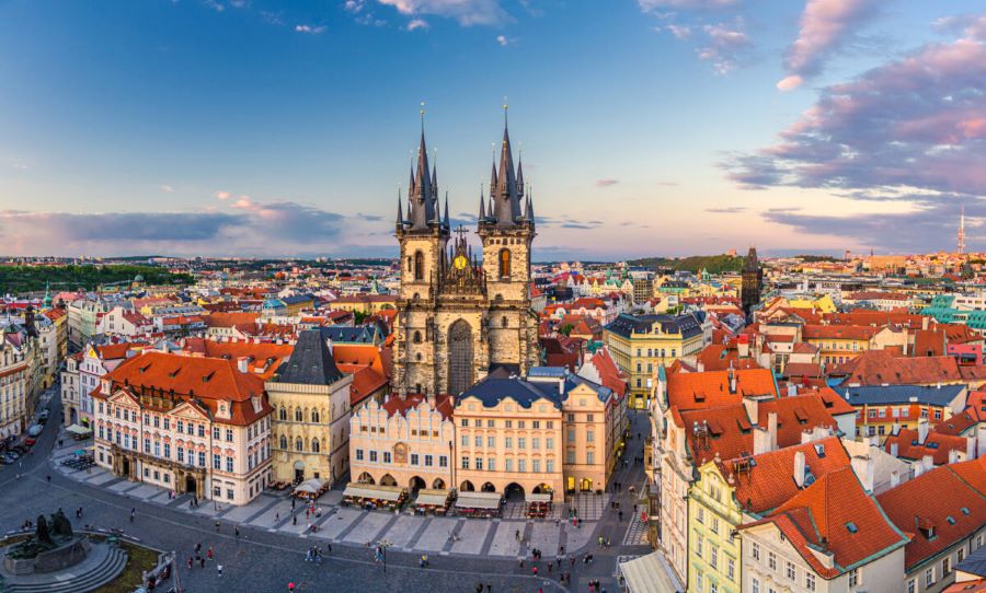 Lâu đài Prague trông như một biểu tượng uy nghi, tráng lệ, thu hút du khách từ khắp nơi trên thế giới