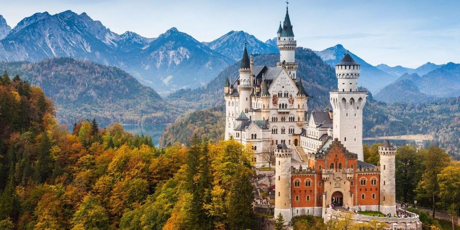 Lâu đài Neuschwanstein sừng sững như một biểu tượng huyền bí và lãng mạn của nước Đức