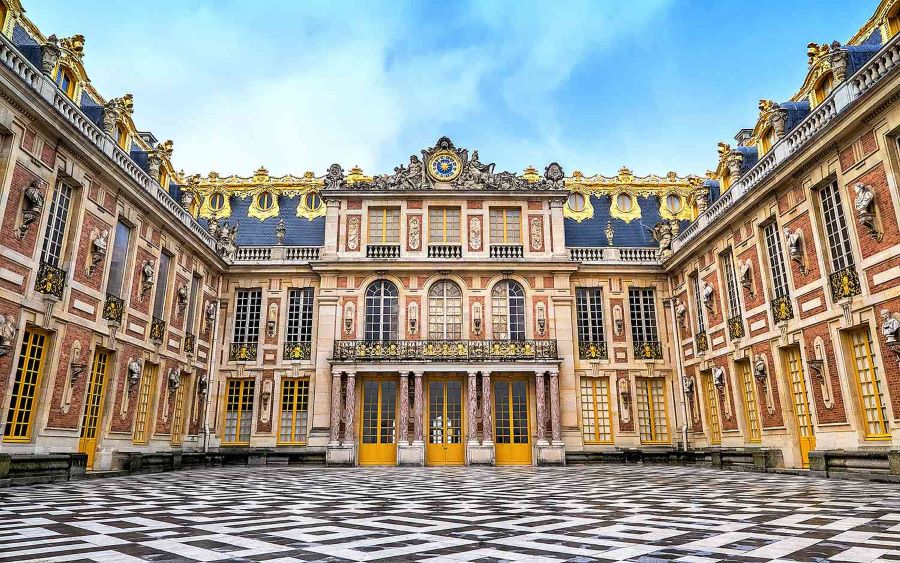 Lâu đài Versailles - biểu tượng kiêu hãnh của nước Pháp - sừng sững như một viên ngọc quý lộng lẫy
