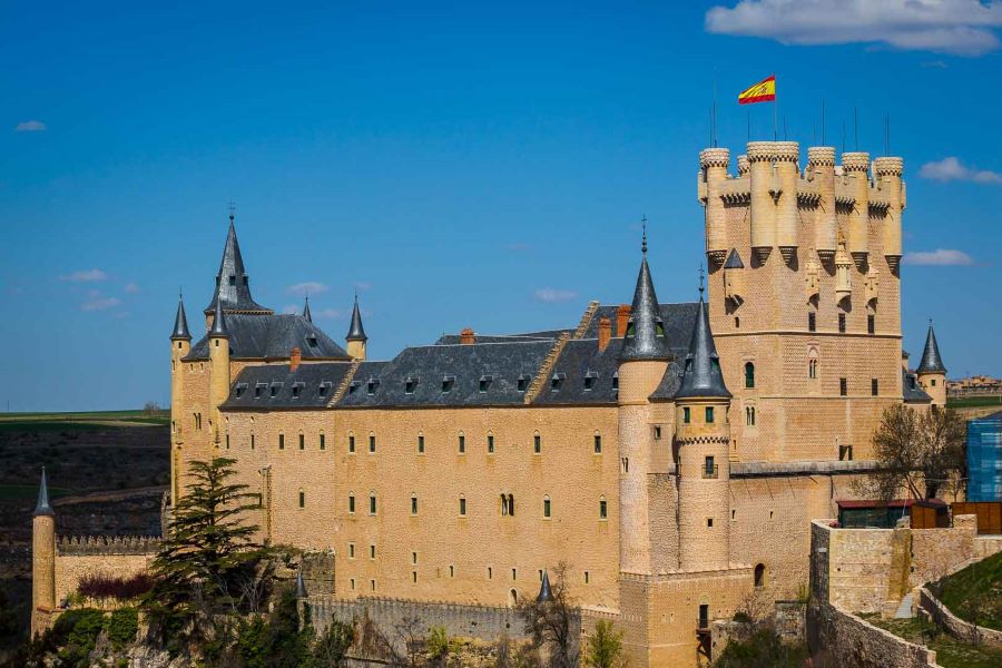 Lâu đài Segovia sừng sững uy nghi giữa lòng thành phố cổ Segovia, Tây Ban Nha