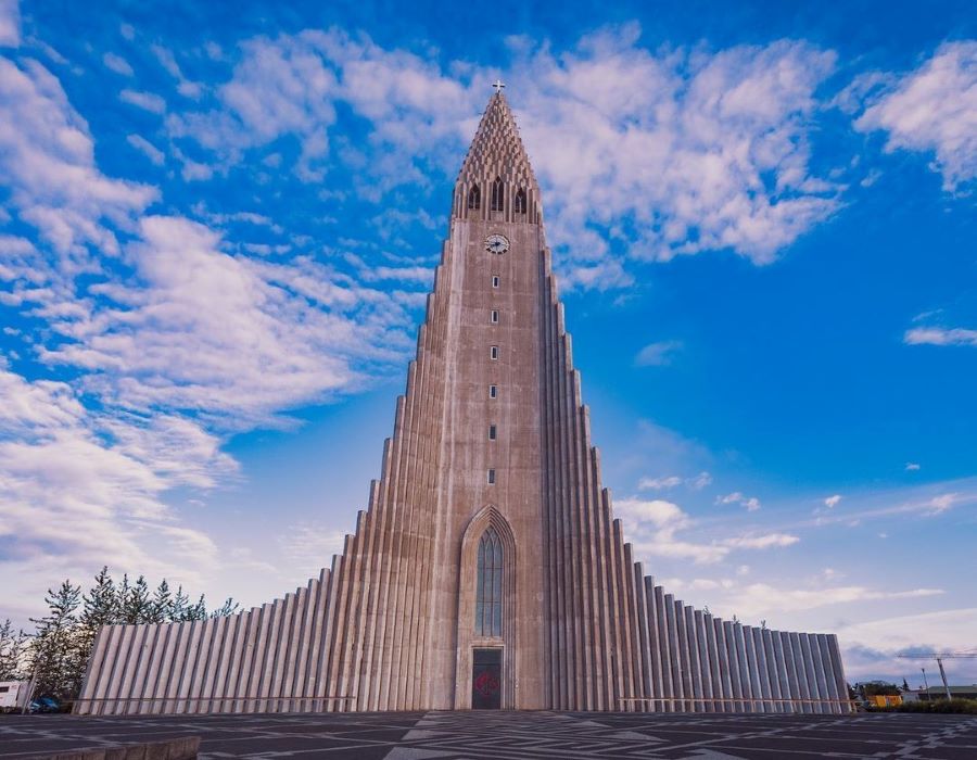 Nổi bật giữa thủ đô Reykjavik xinh đẹp của Iceland, nhà thờ Hallgrimskirkja sừng sững như một ngọn núi đá bazan huyền bí