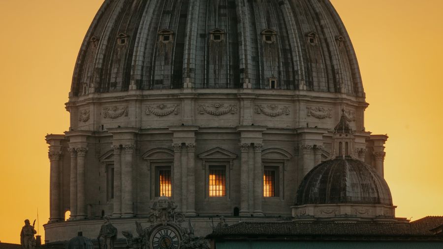 Bước vào St. Peter, bạn sẽ choáng ngợp trước không gian rộng lớn và lộng lẫy