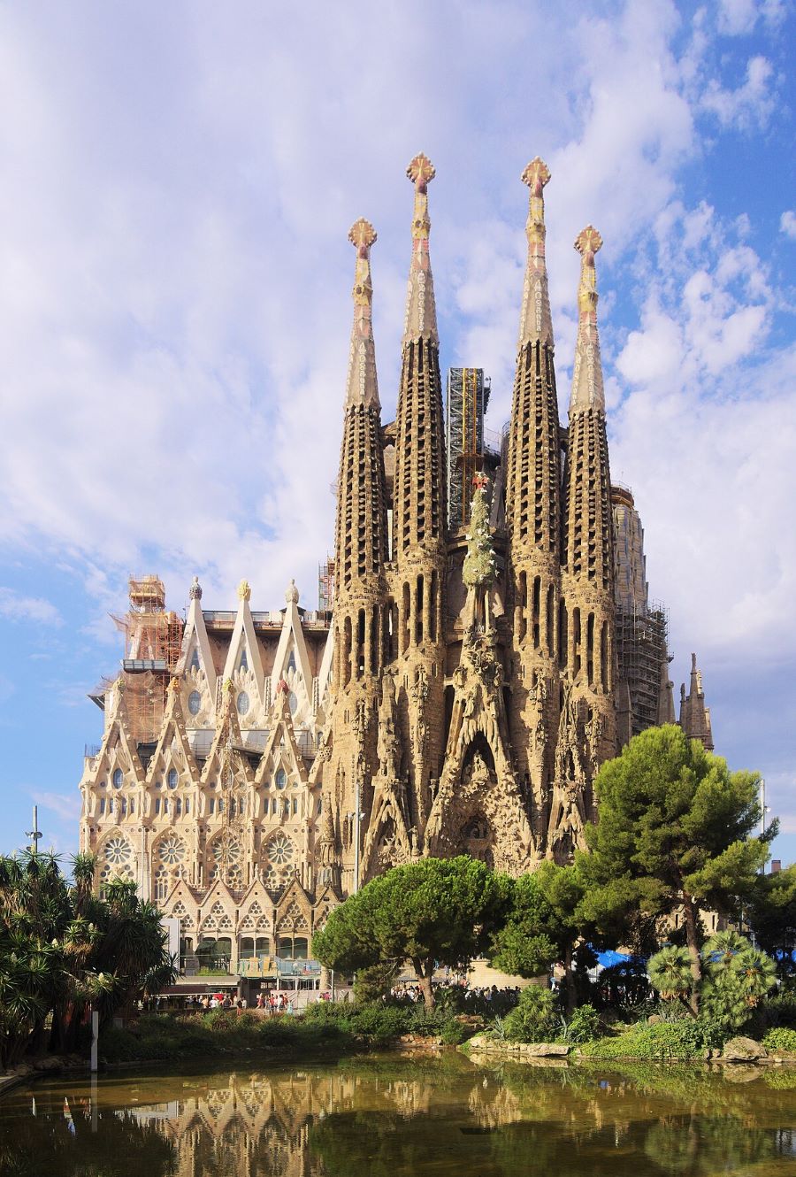 Tọa lạc tại trái tim thành phố Barcelona sôi động, Vương cung thánh đường Sagrada Familia sừng sững hiên ngang như một bản giao hưởng đá đầy mê hoặc