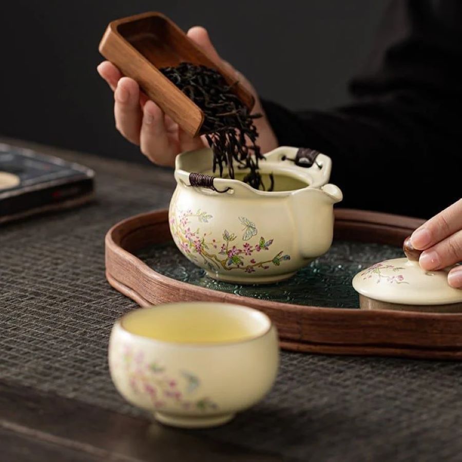 Trà hoa tử đằng được pha từ hoa tử đằng sấy khô, có hương vị thơm dịu và màu tím lãng mạn