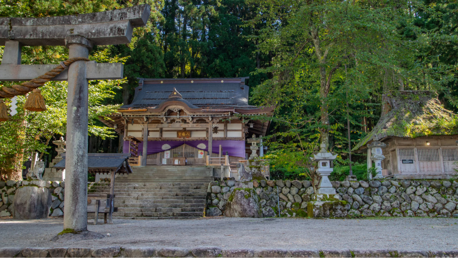 Đền thờ Shirakawa Hachiman Shinto nằm lặng lẽ ở phía cuối ngôi làng, như một điểm nhấn linh thiêng giữa khung cảnh bình yên