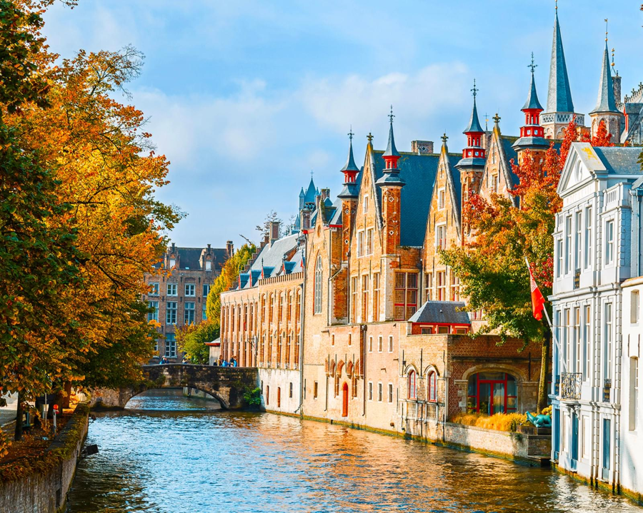 Bruges nổi tiếng là một thành phố cổ kính luôn biết cách làm say lòng du khách tại Bỉ