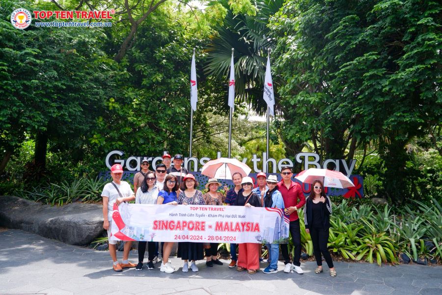 Đoàn khách nhà Top Ten Travel tham quan và check-in thả ga tại Gardens by the Bay 
