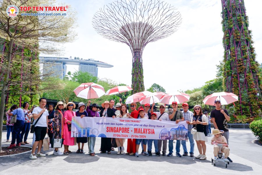 Đoàn khách nhà Top Ten Travel tham quan và check-in thả ga tại Đảo quốc Sư tử Singapore 
