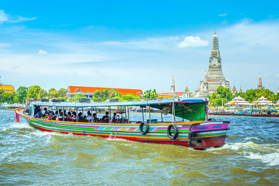 Du khách có thể đi thuyền trên sông Chao Phraya để chiêm ngưỡng cảnh quan thành phố Bangkok xinh đẹp 