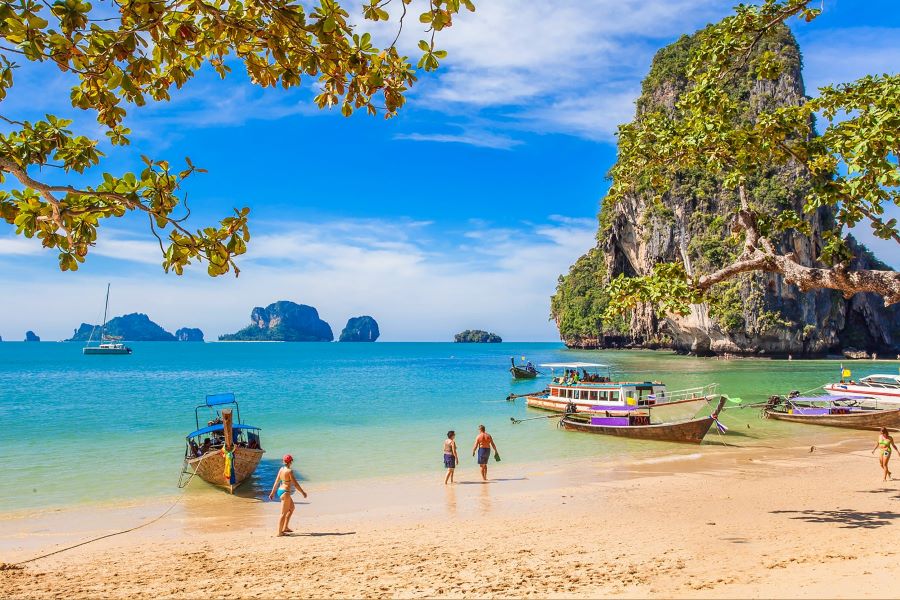 Dừng chân tại đảo Krabi, du khách có thể khám phá hàng trăm hòn đảo nhỏ ngoài khơi