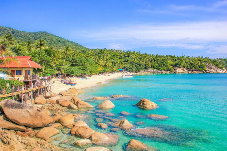 Koh Phangan nổi tiếng với nhiều bãi biển yên bình và làng chài mang đậm nét cuộc sống ven biển