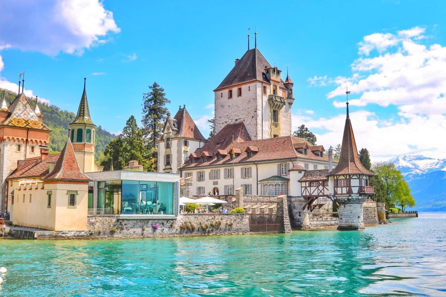Lâu đài Oberhofen - một trong những lâu đài được du khách ghé thăm và check-in nhiều nhất