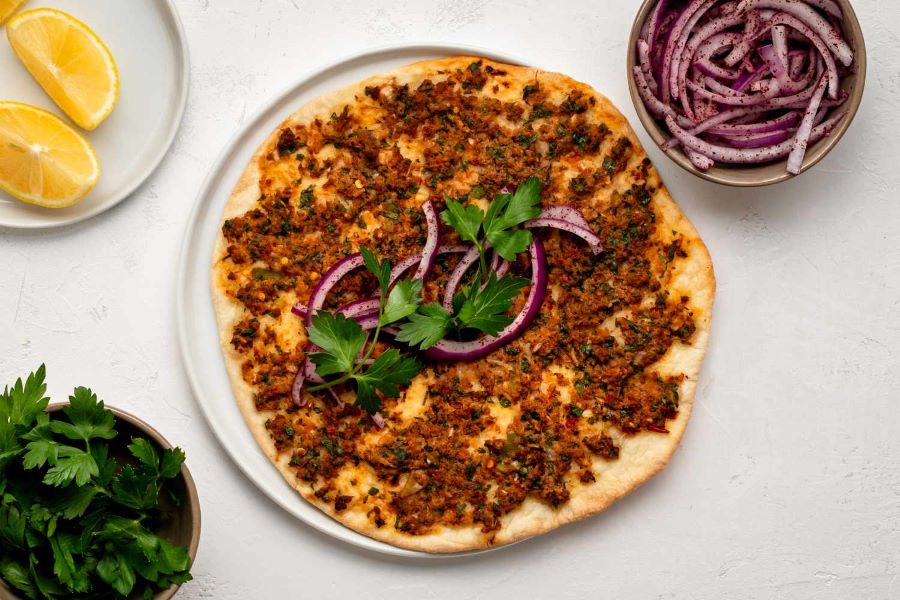 Lahmacun là một loại bánh mặn được cán phẳng với phần nhân bên trên cực kỳ hấp dẫn 