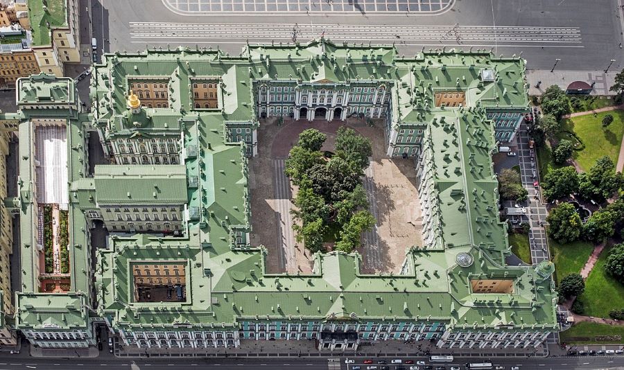 Cung điện Mùa đông nằm trên một khuôn viên rộng lớn khoảng chừng 90.000m²