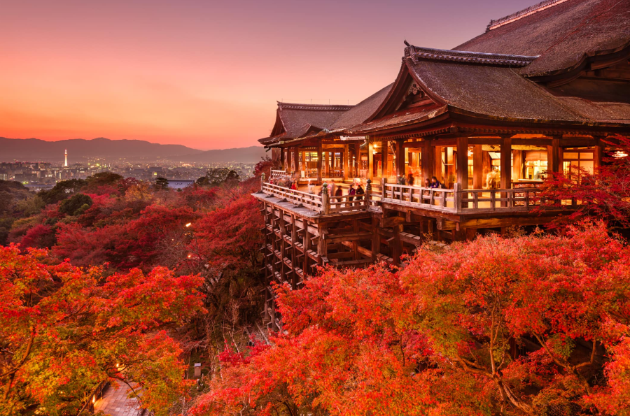 Đến với Chùa Kiyomizu-dera vào mùa thu, du khách sẽ được chiêu đãi bởi khung cảnh thiên nhiên đầy ngoạn mục