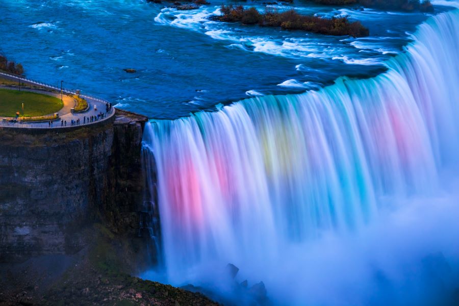 Khi màn đêm buông xuống, Thác Niagara khoác lên mình một chiếc áo mới lộng lẫy và huyền ảo với màn trình diễn ánh sáng độc đáo
