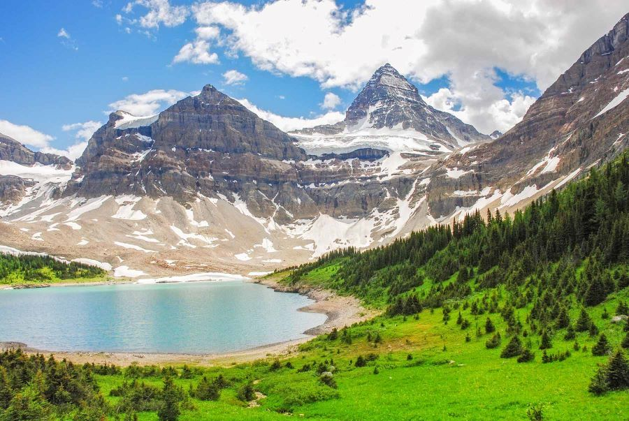 Ngọn núi Assiniboine được ví von như “Matterhorn của dãy Rocky” bởi hình dạng kim tự tháp độc đáo