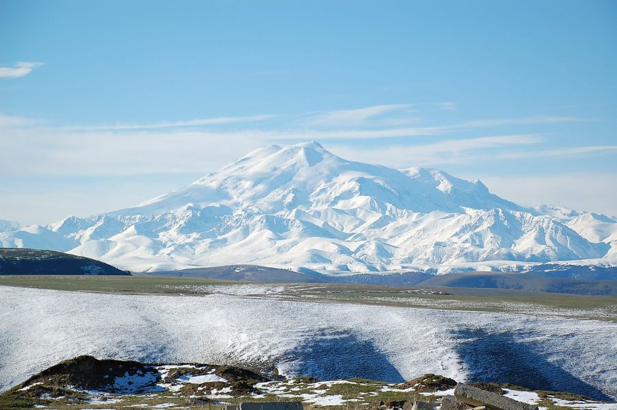 Elbrus - ngọn núi tuyết cao 5.642m nằm trên dãy Kavkaz hùng vĩ của nước Nga