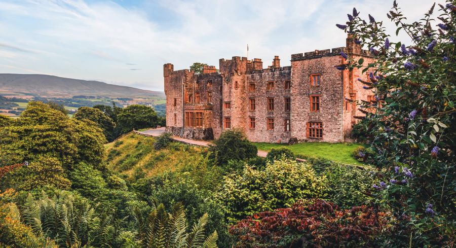 Lâu đài Muncaster cũng được cho là một trong những tòa lâu đài bị ma ám ở Anh nổi tiếng nhất