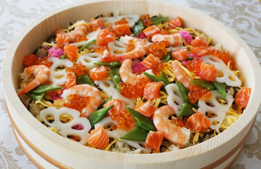 Chirashizushi là một món ăn độc đáo với sự kết hợp hài hòa của nhiều loại nguyên liệu tươi ngon