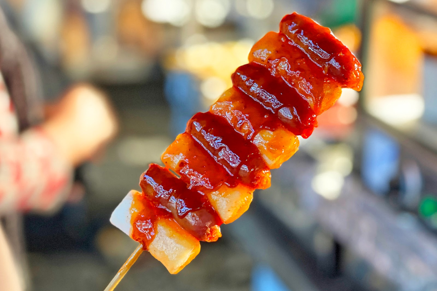 Đến Myeongdong, bạn có thể vừa đi dạo, vừa thưởng thức những món ăn vặt hấp dẫn