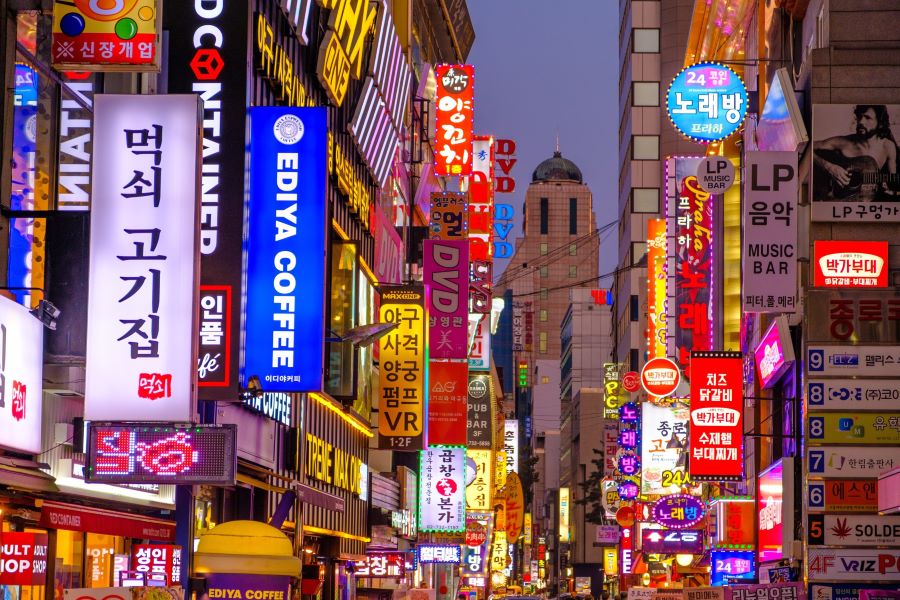 Myeongdong còn là thiên đường mua sắm dành cho những tín đồ thời trang