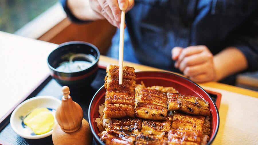 Đến Kuromon, bạn nhất định không thể bỏ qua những hàng quán bày bán món unagi thơm lừng