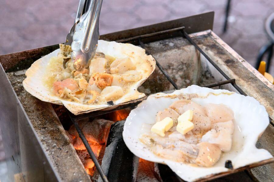 Sò điệp nướng tại chợ Kuromon Osaka là một đặc sản mà du khách không thể bỏ qua khi ghé thăm Kuromon