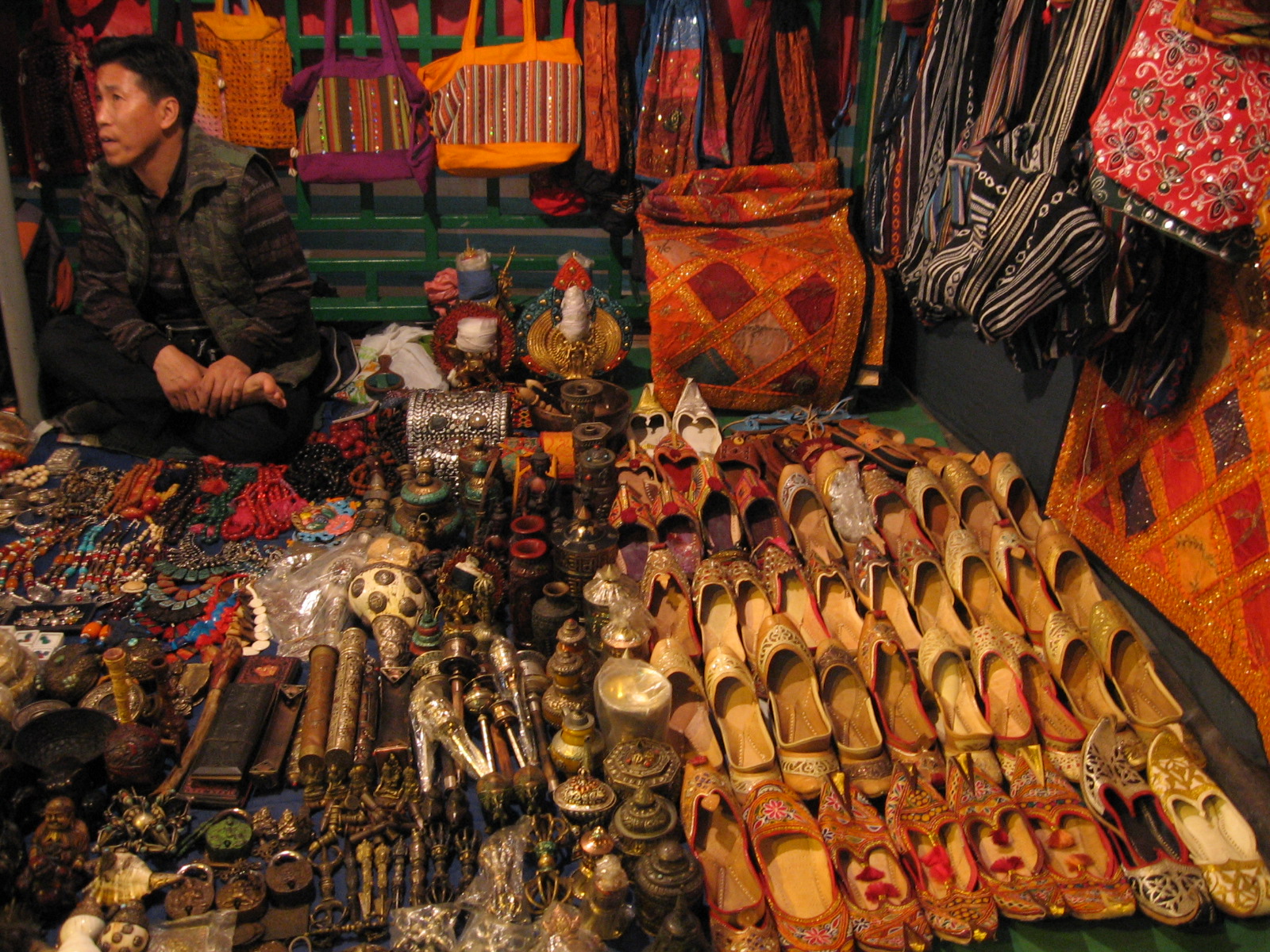 Chợ Quý Bà - "Thiên đường hàng hiệu" giá bình dân tại Hồng Kông