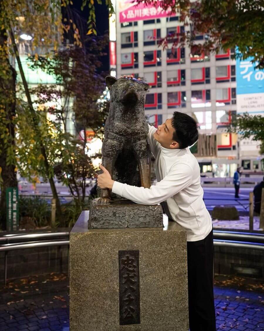 Bức tượng Hachiko không chỉ là một biểu tượng văn hóa sâu sắc mà còn là một điểm check-in 