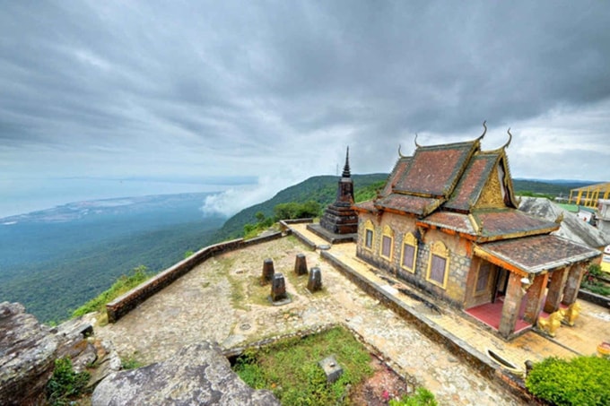 Chùa năm thuyền nằm trên đỉnh Bokor