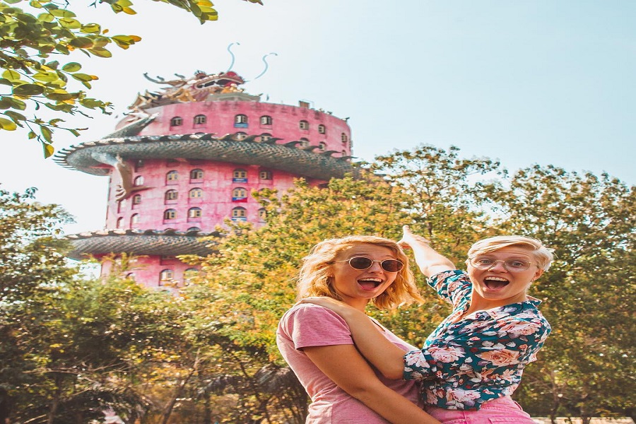 Chùa Wat Samphran với kiến trúc độc đáo ở Thái Lan