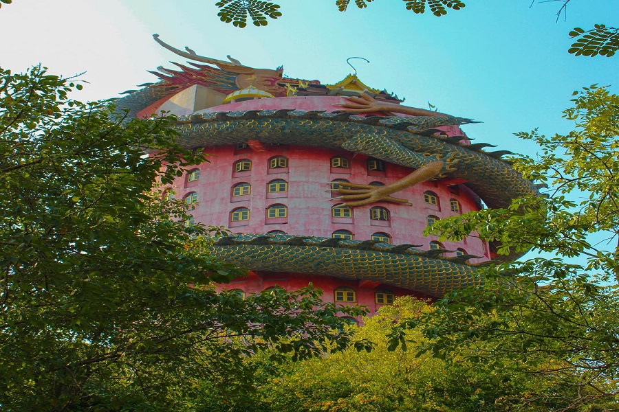 Chùa Wat Samphran với kiến trúc độc đáo ở Thái Lan