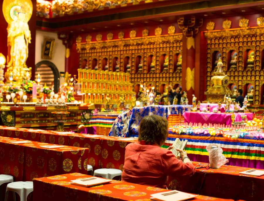 Không gian chính điện thường được thiết kế trang nghiêm và lộng lẫy, với các bức tượng Phật lớn