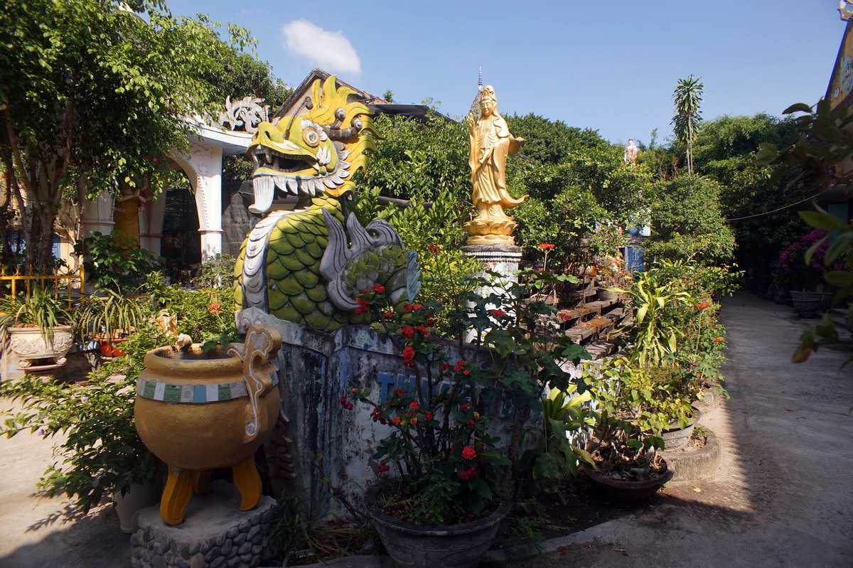 Chùa San Hô được làm hoàn toàn từ vỏ ốc