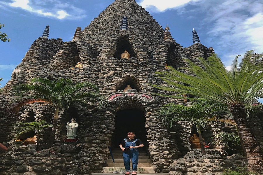 Chùa San Hô được làm hoàn toàn từ vỏ ốc