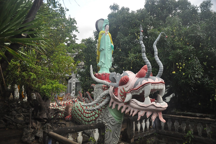 Chùa San Hô được làm hoàn toàn từ vỏ ốc