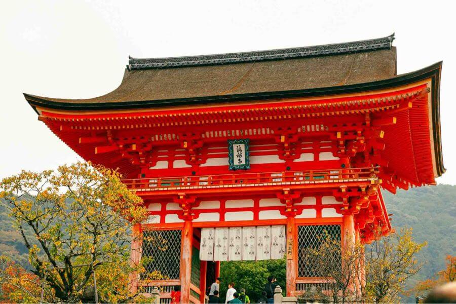 Kiến trúc độc đáo tại Chùa Thanh Thủy Kiyomizu-dera là một trong những điểm thu hút du khách đến với Kyoto