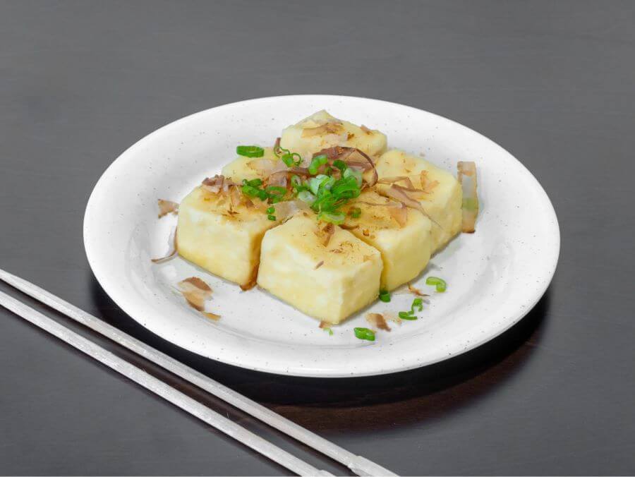 Một trong những món ăn không thể bỏ qua tại Chùa Thanh Thuỷ là đậu phụ chiên giòn