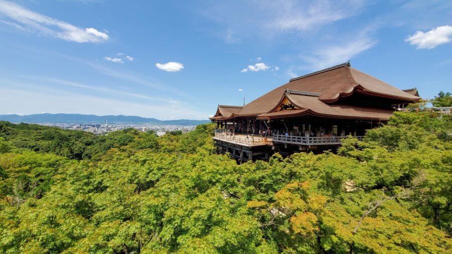 Giữa lòng thành phố náo nhiệt, khu vườn của Chùa Thanh Thủy Kiyomizudera như một ốc đảo xanh bình yên