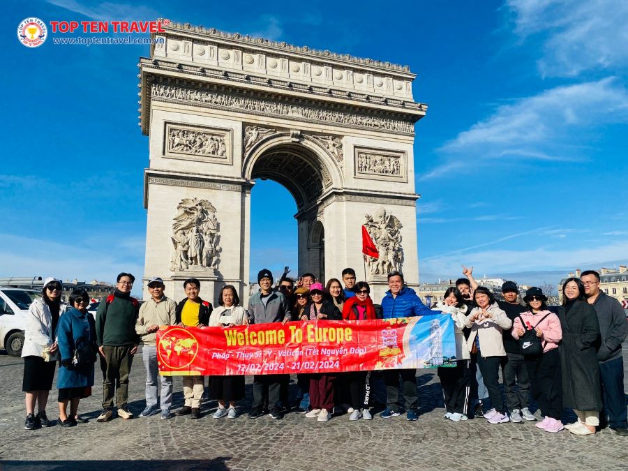 Đoàn khách nhà Top Ten trong tour Pháp - Thụy Sĩ - Ý - Vatican