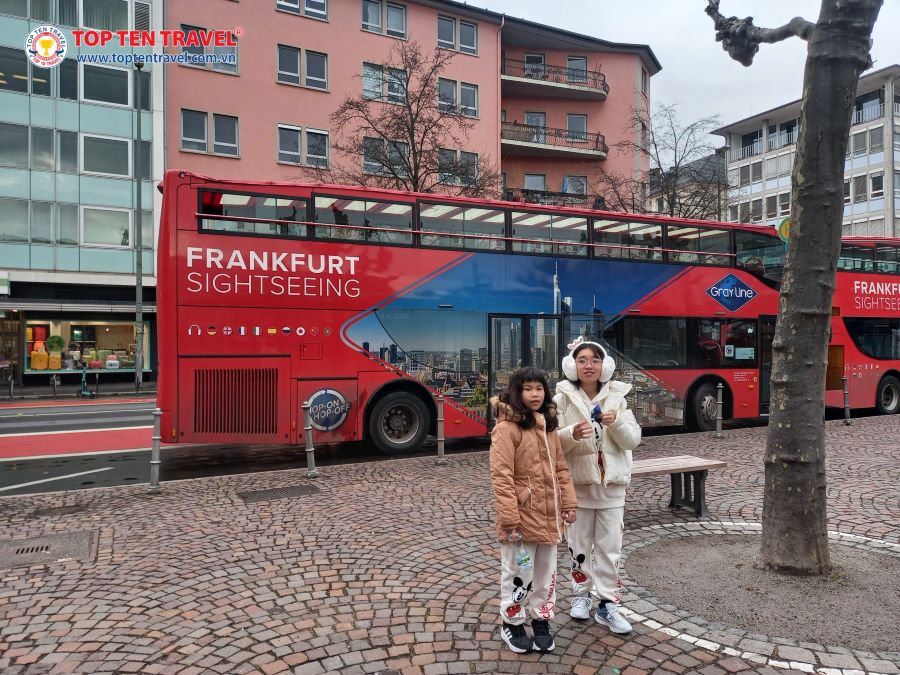 Đoàn khách nhà Top Ten trong tour Du Lịch Châu Âu: Đức - Hà Lan - Bỉ - Pháp