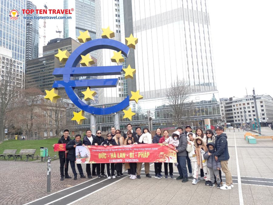 Đoàn khách nhà Top Ten trong tour Du Lịch Châu Âu: Đức - Hà Lan - Bỉ - Pháp