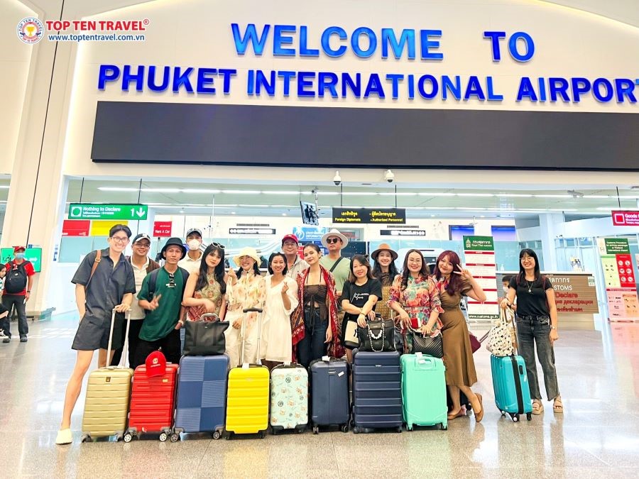 Đoàn khách nhà Top Ten hào hứng check-in tại sân bay quốc tế Phuket