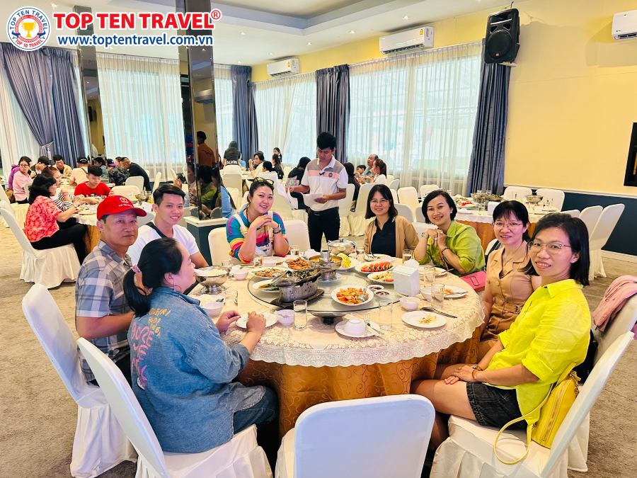 Đoàn khách nhà Top Ten thưởng thức ẩm thực Thái Lan hấp dẫn