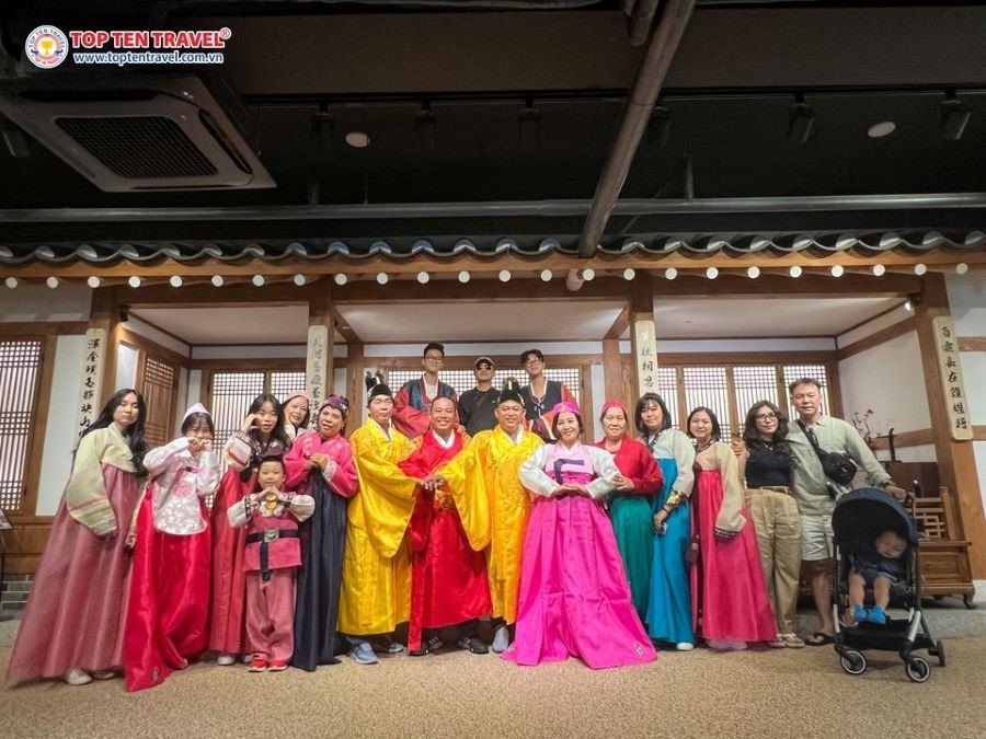 Đoàn khách nhà Top Ten xinh lung linh trong bộ Hanbok truyền thống