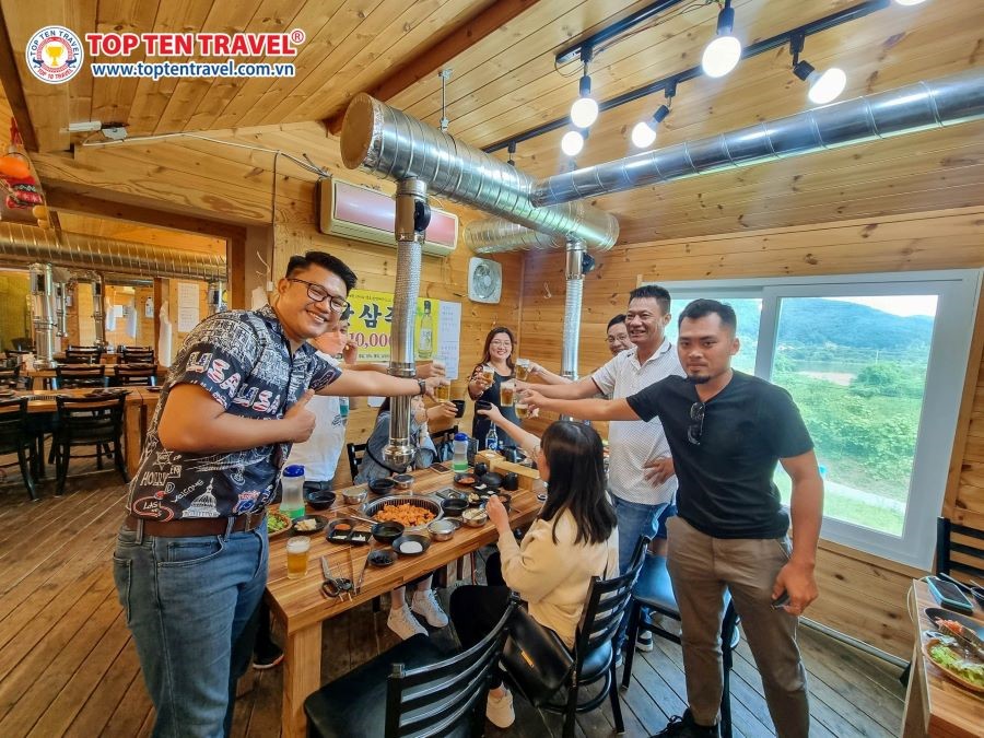Đoàn khách nhà Top Ten thưởng thức ẩm thực đặc trưng của xứ sở kim chi