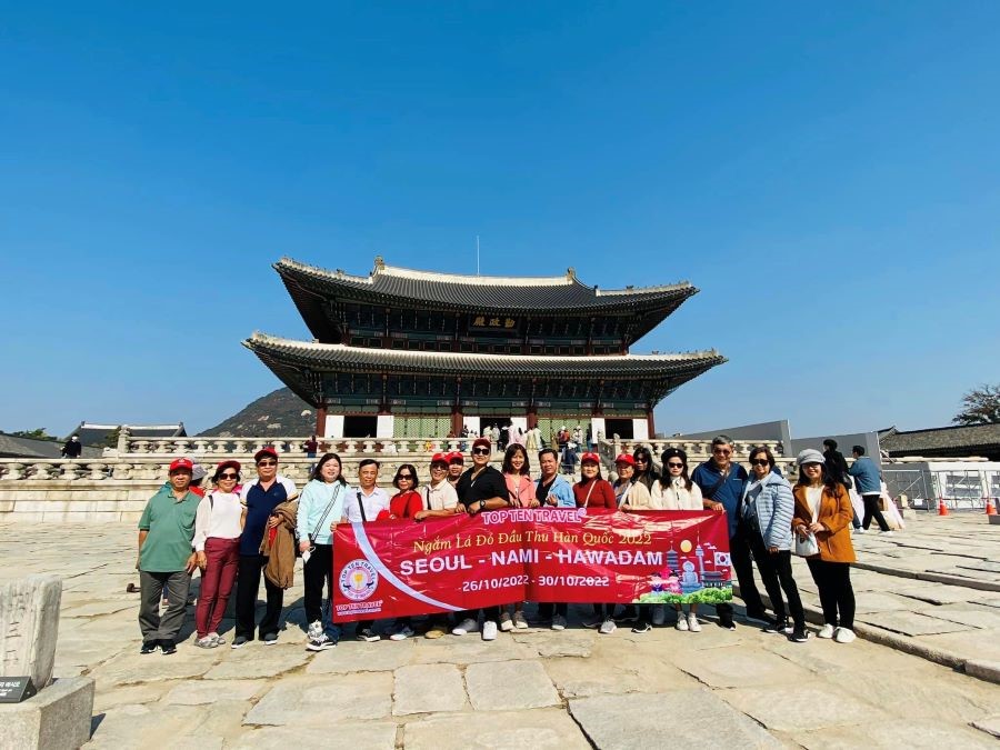Khách nhà Top Ten tham quan và check-in tại Cung điện Gyeongbokgung